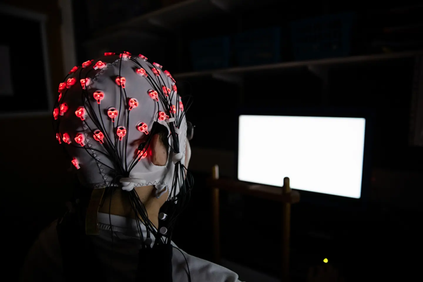 科技生活| 脑电波频率灯光闪1.5秒  人脑学习速度提高三倍