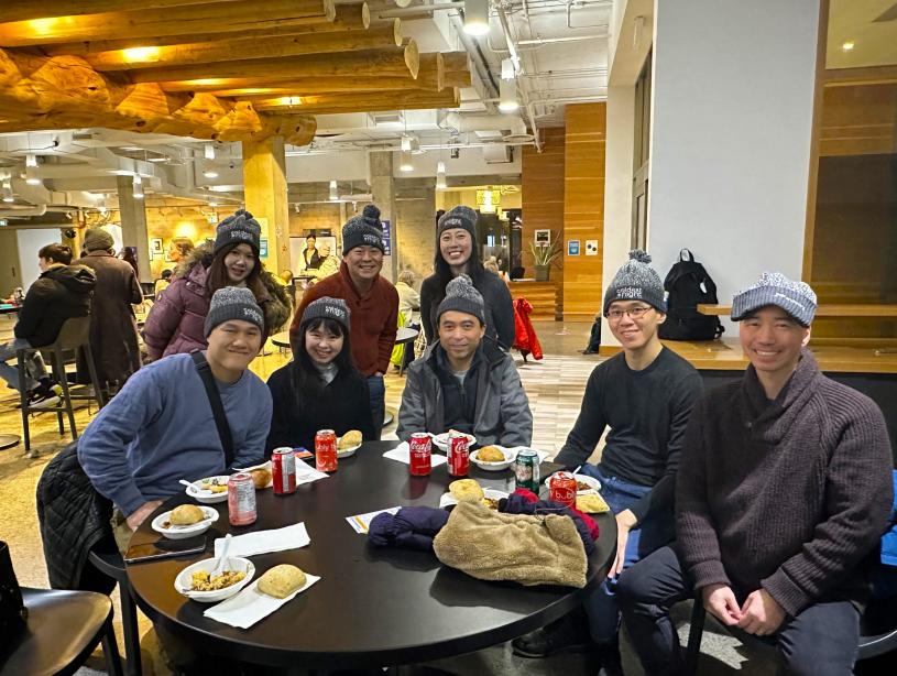 「溫哥華街坊會」的成員不畏寒風大雪參加籌款活動。星島記者王弘樹攝