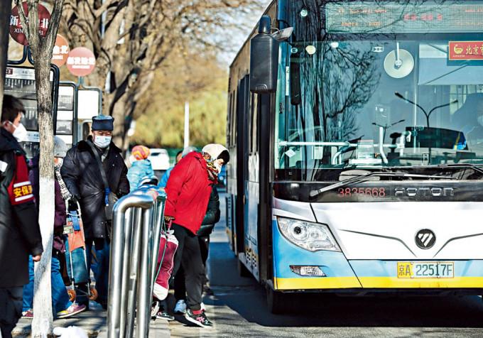 北京市民乘坐公交出行。
