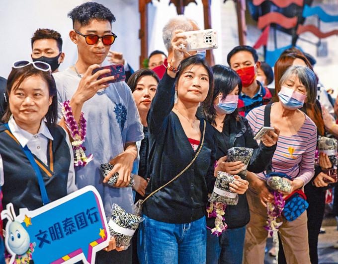 首批中国出境旅游团，前天抵达泰国曼谷廊曼国际机场。
