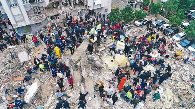 土耳其阿达纳市救援人员在瓦砾下搜索生还者。　

