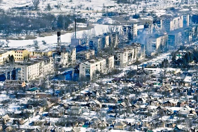 乌东产盐市镇巴赫穆特战况激烈 俄军不断逼近，小城被摧毁成鬼域。
