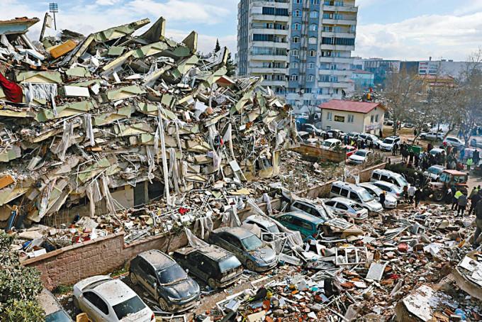 在震央附近的土國東南部城市卡赫拉曼馬拉什，多幢住宅大廈震塌，滿目瘡痍。
