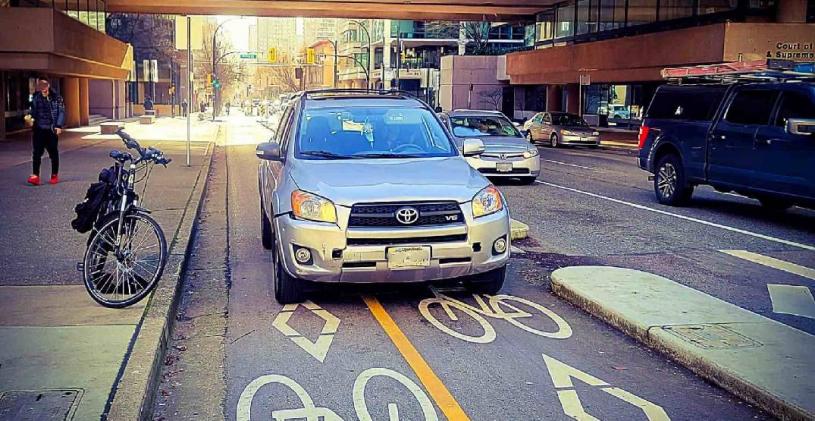 温哥华一架私家车驶进自行车道。VPD提供