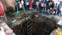 印度寺庙地板坍塌 信徒坠井至少35死