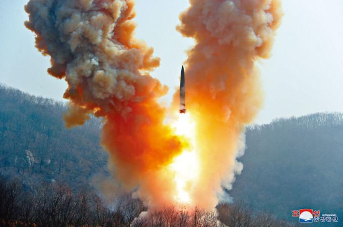 北韩周日发射导弹，火光及烟雾呈Ｖ形，可能首次使用“发射井”或类似概念的“地下发射场”发射。
