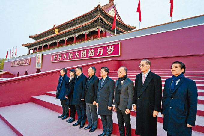 行政长官李家超与团队到天安门广场观看升旗礼。

