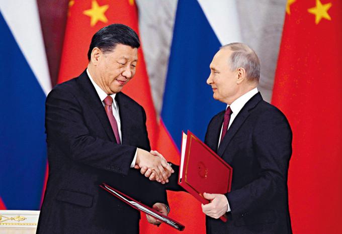 國家主席習近平與俄羅斯總統普京簽署文件。
