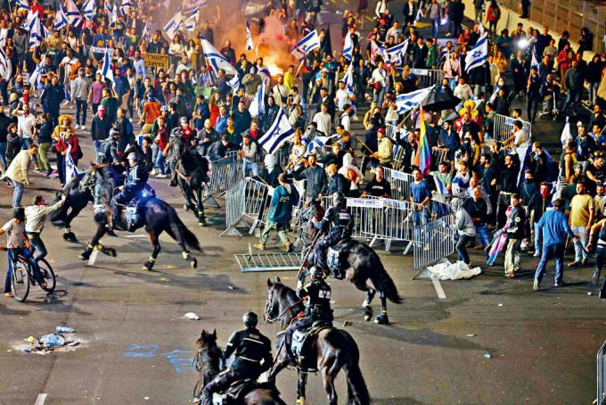 在以色列第二大城市特拉維夫，周一有反司法改革示威群眾與警爆發衝突。
