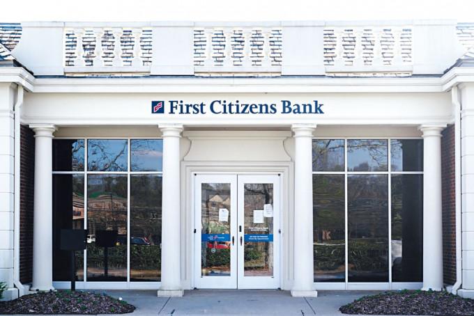第一公民银行以折扣价165亿美元收购硅银资产。
