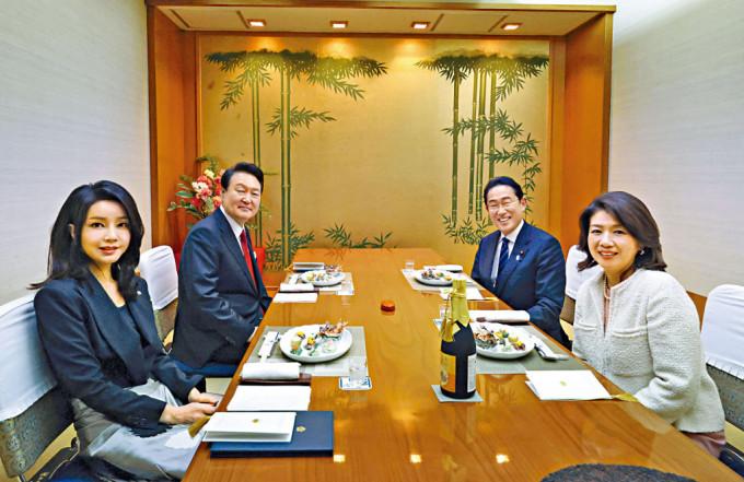 南韓總統尹錫悅與夫人金建希（左），和日揆岸田文雄與夫人岸田裕子（右），在東京的一家餐館共進晚餐。
