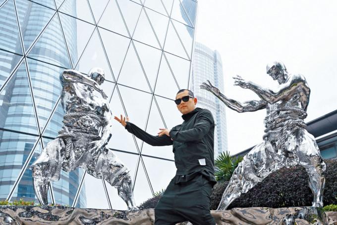 來自北京的藝術家任哲，只用了約兩三個星期即成功獲批「高才通」。
