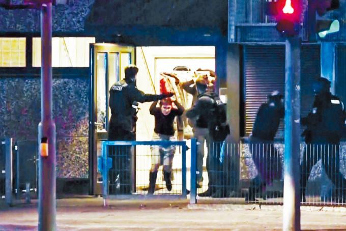 汉堡市警察周四晚抵达发生枪击的教堂后，疏散现场人员。
