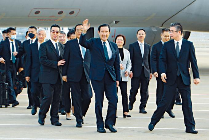 馬英九昨天抵達上海浦東機場，首次訪問大陸。
