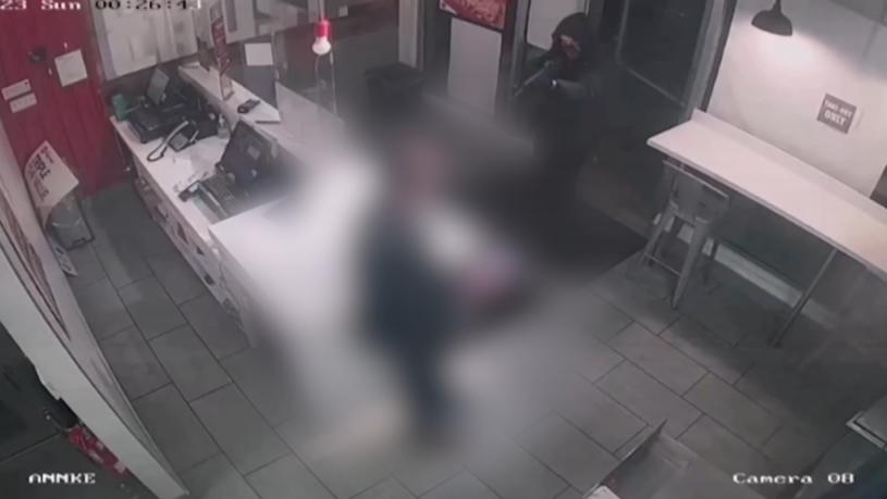 視頻監控中顯示，一名男子揮舞槍支，向必勝客店員開槍。監控圖