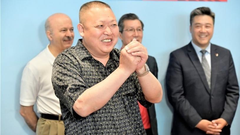 知名商人魏成义(图中)主持董晗鹏的竞选活动。网上图片