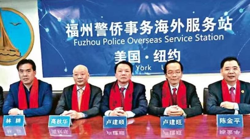 紐約市福建長樂公會會長盧建旺(右二)與秘書長陳金平(右一)被美國警方逮捕。