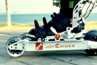 科技生活| 电动滑轮鞋踢走摇控器  加速减速全部由脚控制