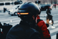 科技生活| 單車頭盔轉向指示器  頭側側控制指左指右