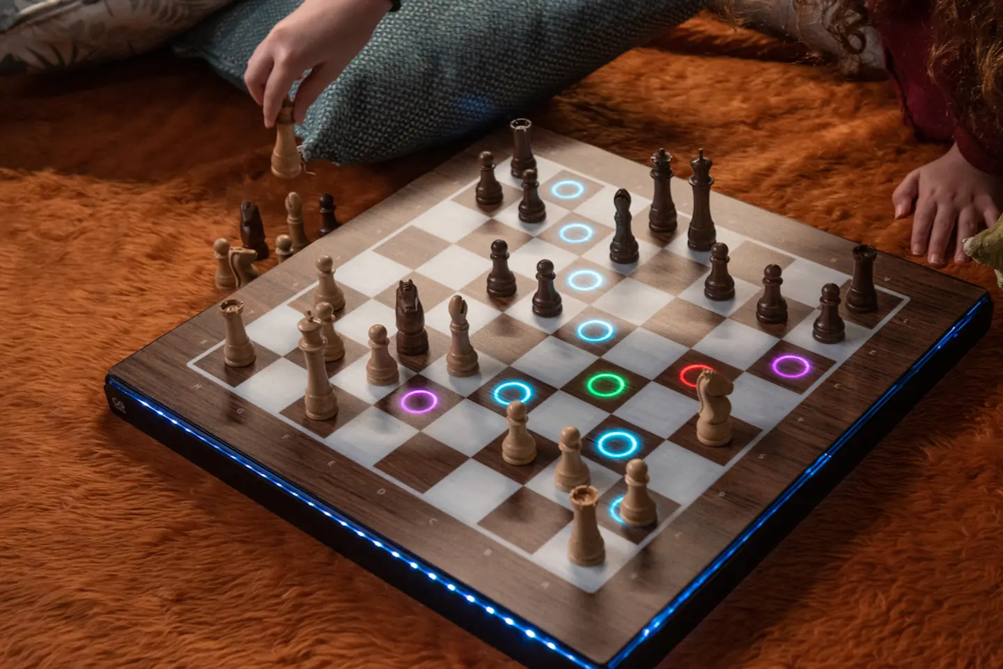 科技生活| 智能棋盤功能玩法多變  在線對戰似跟幽靈對弈