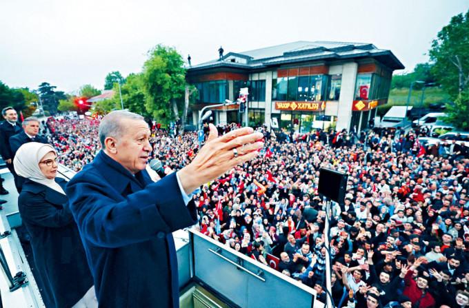 胜选连任的埃尔多安，周日在总统府向聚集门外的大批支持者发言。
