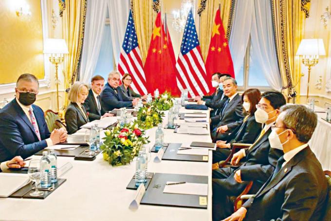 中央政治局委員王毅（右四）同美國總統國家安全事務助理沙利文（左三）在維也納進行會晤。
