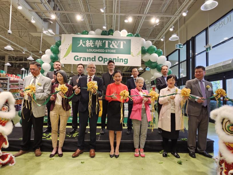 (大統華開幕典禮上貴賓雲集。左三:高貴林市長Richard Stewart。中:李佩婷。右三:卑詩省專上教育及未來技術廳長Selina Robinson。)