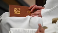 校园禁书大战｜犹他州一学区裁定《圣经》含“粗俗或暴力”内容 中小学下架