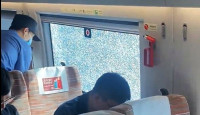高铁列车行驶中玻璃碎裂　乘客淡定拍照发朋友圈