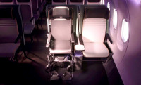 科技生活| 行动不便飞机乘客福音  折叠座位供轮椅“停泊”