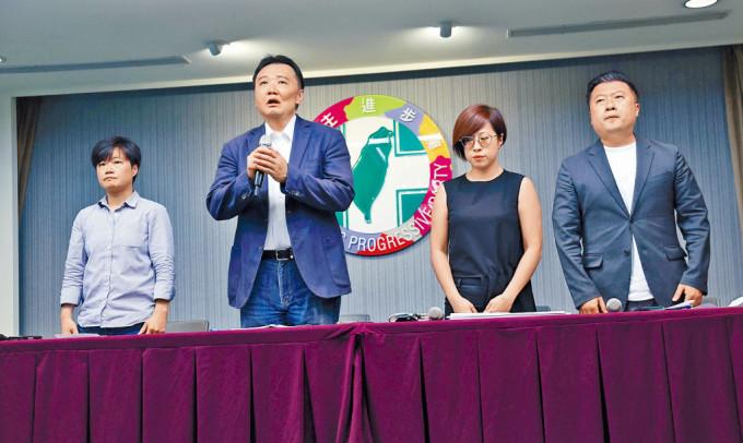 民進黨秘書長許立明（左2）昨召開記者會道歉。
