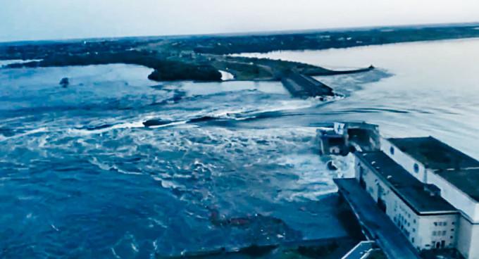 建于第聂伯河上的卡霍夫卡水电站大坝崩塌，洪水涌出。
