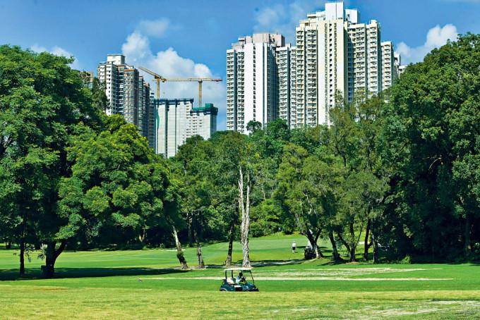 政府向城规会建议将粉岭高尔夫球场拟建公营房屋用地暂时修订为“未决定用途”地带。
