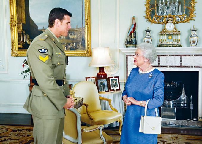 澳洲“战争英雄”罗伯茨-史密斯，2011年获英女皇伊利沙伯二世在白金汉宫接见。
