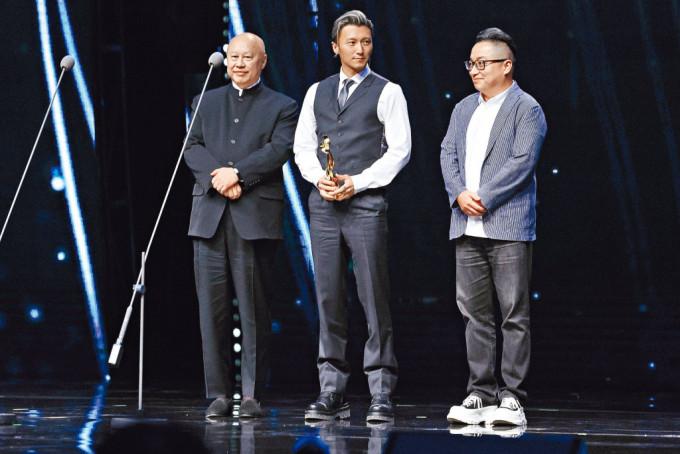 左起：英皇电影COO邱汉雄、霆锋及新丽电影CEO李宁，上台领取年度期待电影大奖。
