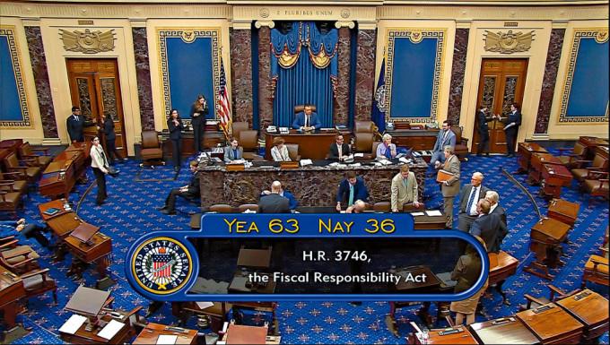 美國參議院周四晚以63對36票，順利通過債務上限法案。
