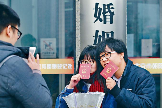北京一對情侶到婚姻登記處領證。
