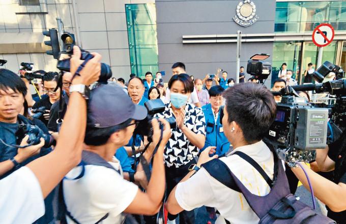 袁弓夷儿子袁弥昌昨被带返警署问话后离开，未有回应记者提问。
