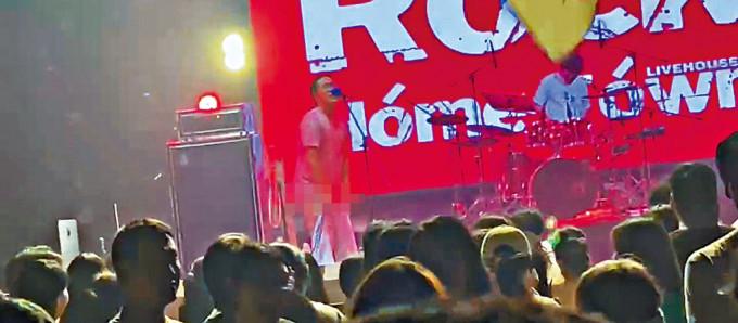石家庄一位乐队成员在演出时当众脱裤。
