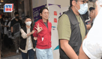 國安處拘10人｜葉寶琳被押返油麻地塔冷通書舍搜證 逗留逾一小時離開
