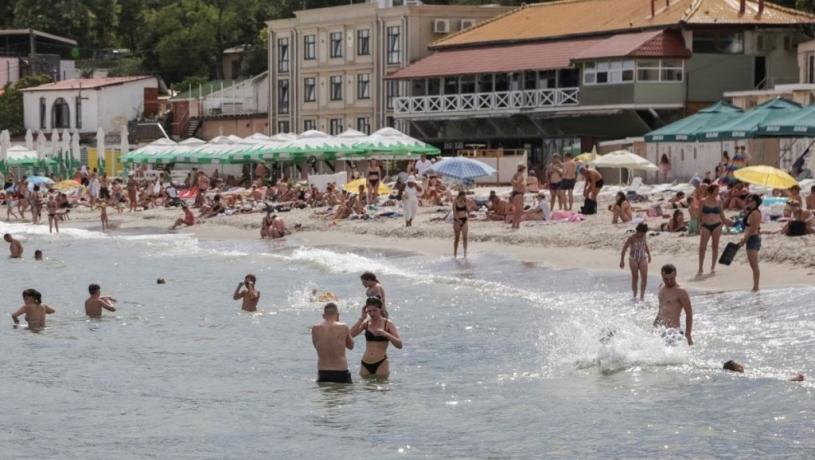 烏克蘭南部敖德薩海灘重開 民眾享受日光浴