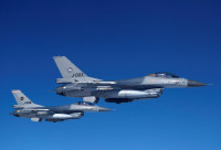 俄烏戰爭 | 美批准從丹麥與荷蘭  向烏克蘭轉移F-16戰機
