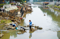 北京雨灾33死 重建需3年