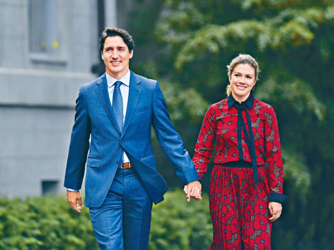 杜魯多與妻子索菲2019年在渥太華官邸「麗都小屋」，溫馨地拖手漫步。
