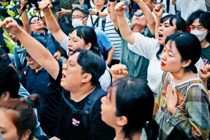 大批韩国示威者反对日本排放核废水计画。
