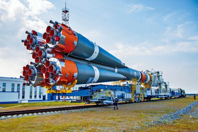 俄罗斯“联盟号”运载火箭与“月球-25”登月器，周二运送到俄远东东方航天发射场的发射台。
