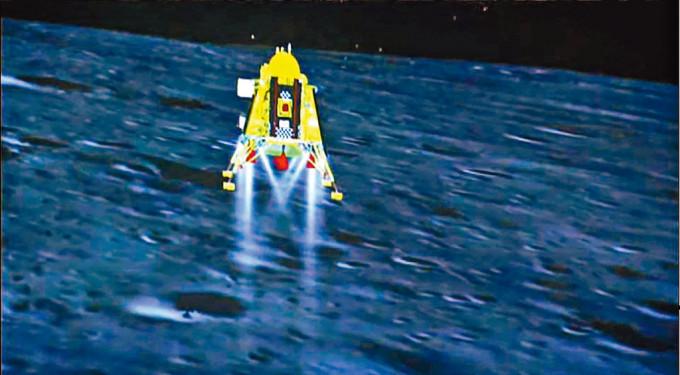印度太空機構的直播畫面顯示登月器「維克拉姆」在月球南極表面着陸前一刻。　
