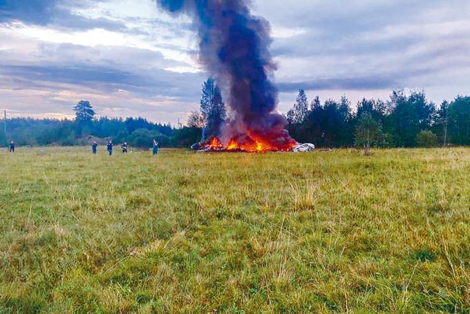 Telegram頻道「灰色地帶」周三上載照片顯示，載有瓦格納首領普里戈任的飛機在俄西部墜毀燃燒。
