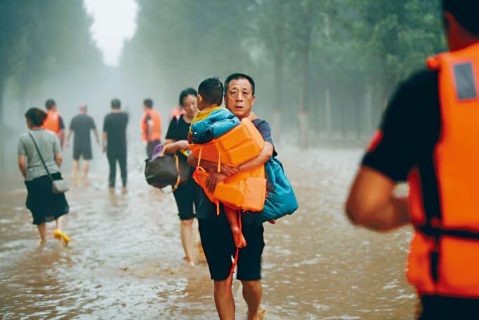 河北涿州的受困人员陆续被救出。

