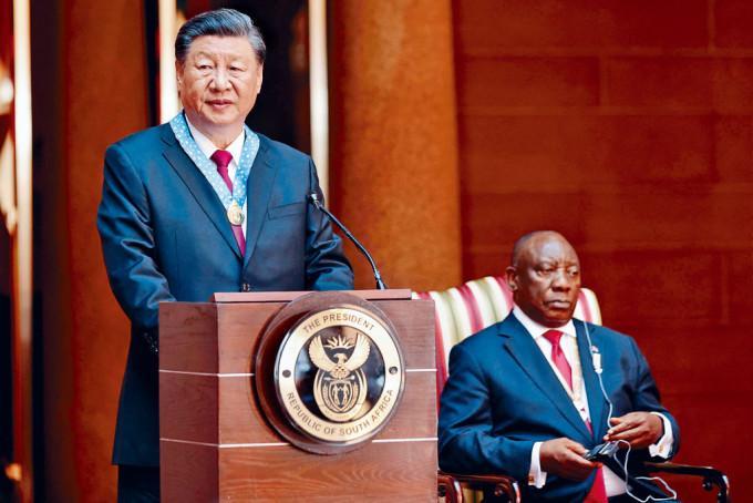 南非总统拉马福萨（右）向习近平颁授“南非勋章”。
